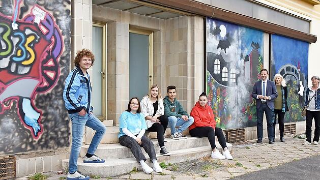 Die Spinnereistra&szlig;e 5 in Mainleus schm&uuml;ckt ab sofort kreative Streetart. Von links Markus Oppelt, Nele Bidermann, Julia Fleischmann, Sahin Wi&szlig;lican, Natalja Potemin, B&uuml;rgermeister Robert Bosch, Cornelia Morsch und Bettina Seliger