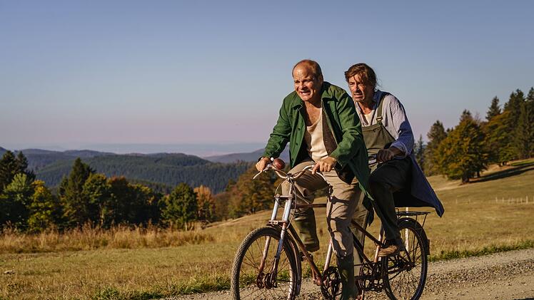 Sven (Jan Sosniok, rechts) und Hart (Matthias Klimsa) folgen Lolle auf ihrem Roadtrip vom Harz nach Berlin.
