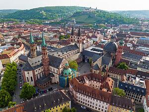 Würzburg Dom Luftbild Wurzburg Historical Center Aerial Drone Photo. Old Main Bridge, Wurzburg Cathedral, Marktplatz and walking People. Wurzburg Historical Center Aerial Drone Photo. Alte Mainbrücke, Würzburger Dom, Marktplatz und spazierende Menschen.Luftbild Drohne Würzburg drone shot Wurzburg Historical Center Aerial Drone Photo. Old Main Bridge, Wurzburg Cathedral, Marktplatz and walking People