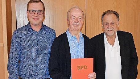 Herbert Beier (Mitte) wurde f&uuml;r 40 Jahre Mitgliedschaft von Jochen K&ouml;rner (rechts) und Stephan Arndt ausgezeichnet.