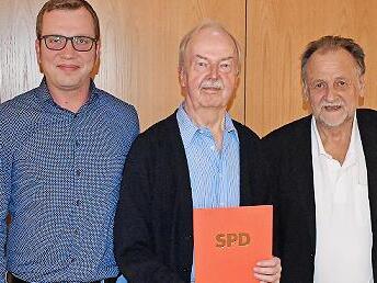 Herbert Beier (Mitte) wurde f&uuml;r 40 Jahre Mitgliedschaft von Jochen K&ouml;rner (rechts) und Stephan Arndt ausgezeichnet.