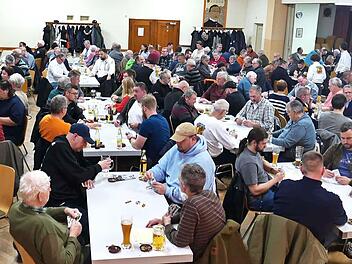 Die zahlreichen Karter beim Preisschafkopf in Weismain in Aktion.