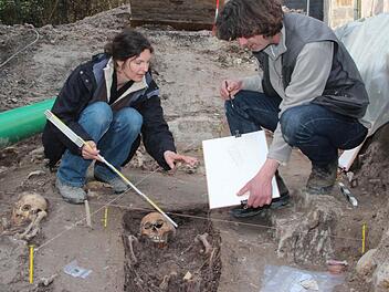 Die Archäologen Anke Köber und Reiner Burkard müssen alle Funde, ihre Lage und Grabbeilagen genau dokumentieren. Foto: Thomas Heuchling