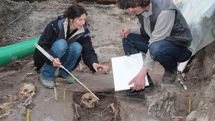Die Archäologen Anke Köber und Reiner Burkard müssen alle Funde, ihre Lage und Grabbeilagen genau dokumentieren. Foto: Thomas Heuchling