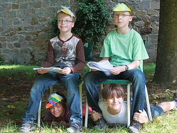 Improvisiert und trotzdem gut: Matthias und Lukas waren die Vogeleltern, während Ruth und Kilian (unter den Stühlen) die Vogelbabys spielten. Foto: p