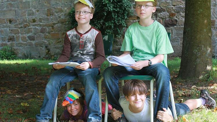 Improvisiert und trotzdem gut: Matthias und Lukas waren die Vogeleltern, während Ruth und Kilian (unter den Stühlen) die Vogelbabys spielten. Foto: p
