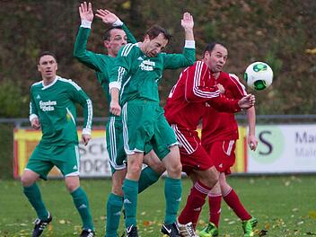 Zu den Titelanwärtern der A-2 gehören die beiden Absteiger FC Hirschfeld und SSV Lahm-Hesselbach. Im ersten Aufeinandertreffen hatte der SSV (grünes Trikot) mit 2:0 die Nase vorn. Foto: HeinrichWeiß