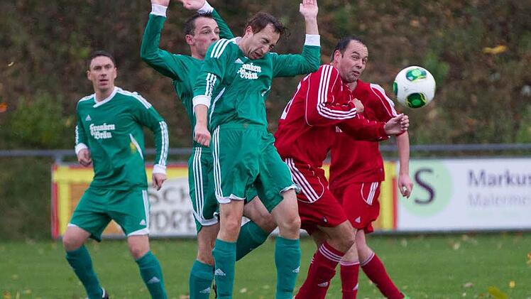 Zu den Titelanwärtern der A-2 gehören die beiden Absteiger FC Hirschfeld und SSV Lahm-Hesselbach. Im ersten Aufeinandertreffen hatte der SSV (grünes Trikot) mit 2:0 die Nase vorn. Foto: HeinrichWeiß