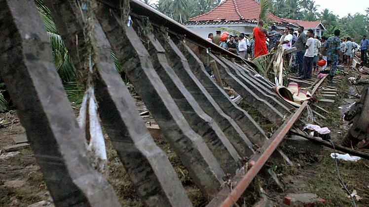 Das war 2004 die Eisenbahnlinie nahe des Gerlach´schen Hauses. Foto: Archiv Saalezeitung/Hannes Gerlach