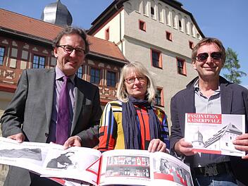 Ewald Maier, Susanne Fischer und Harald Winter (v. l.) präsentieren vor der Kaiserpfalz die neue Broschüre. Foto: Pauline Lindner
