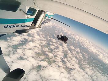 Für seine Bachelorarbeit hat Lukas Miller mehrere Filmepisoden über das Thema "Sportliche Grenzerfahrung und die Beweggründe im Ausdauer- und Extremsport" gedreht. Dafür konnte der 23-jährige Filmstudent bekannte Sportler gewinnen, die allesamt schon Europa- und Weltrekorde brechen konnten, zum Beispiel Speedskydiver Moritz Friess (Fallschirmspringen mit Geschwindigkeiten bis zu 500 km/h). Alle Fotos: Privat/Lukas Miller