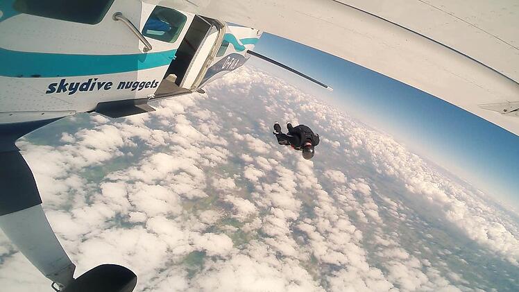 Für seine Bachelorarbeit hat Lukas Miller mehrere Filmepisoden über das Thema "Sportliche Grenzerfahrung und die Beweggründe im Ausdauer- und Extremsport" gedreht. Dafür konnte der 23-jährige Filmstudent bekannte Sportler gewinnen, die allesamt schon Europa- und Weltrekorde brechen konnten, zum Beispiel Speedskydiver Moritz Friess (Fallschirmspringen mit Geschwindigkeiten bis zu 500 km/h). Alle Fotos: Privat/Lukas Miller