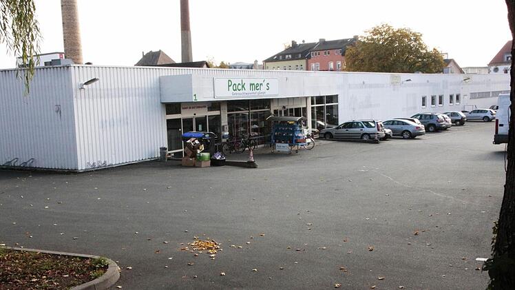 Der Kreisausschuss hat grünes Licht gegeben zum Bau eines Schülerheimes auf diesem Gelände an der Bayreuther Straße. Für den dort noch beheimateten Gebrauchtwarenhof "Pack mer's" muss ein neues Domizil gesucht werden.  Foto. Archiv Josef Hofbauer