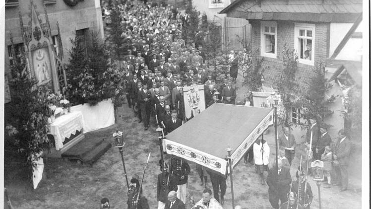 Kalender Oktober 1932: Die Fronleichnamsprozession um das Jahr 1932. Foto: privat