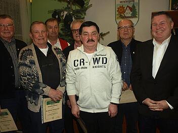 Mehr als ein halbes Jahrhundert sind (von links) Bruno Hrubesch, Wilhelm Mützel, Lothar Erhard, Werner Karch, Rudi Stößer und Gerald Seidl Mitglied im TSV Oerlenbach, für den 1. Vorsitzender Jochen Straub (rechts) die Auszeichnungen verlieh. Foto: Stefan Geiger