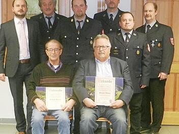 Die verdienten Mitglieder pr&auml;sentieren ihre Urkunden. Foto: Michael Backer