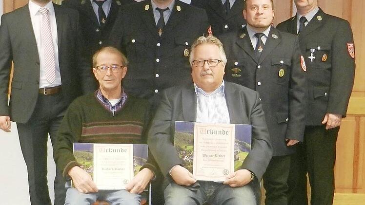 Die verdienten Mitglieder pr&auml;sentieren ihre Urkunden. Foto: Michael Backer