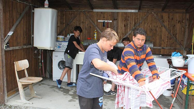Leon Babin (13) und Taner Dogan (11) haben den großen Abwasch schon hinter sich, die anderen Kinder spülen im "Waschhaus" noch.  Foto: Sonny Adam