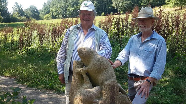 Ein Blickfang am Eingang zur Plattform ist die von Gernot Kellermann (rechts) geschaffene Biberskulptur. Die attraktive Figur beeindruckte auch den BUND-Vorsitzenden Hubert Weiger (links). Foto: Rolf Pralle