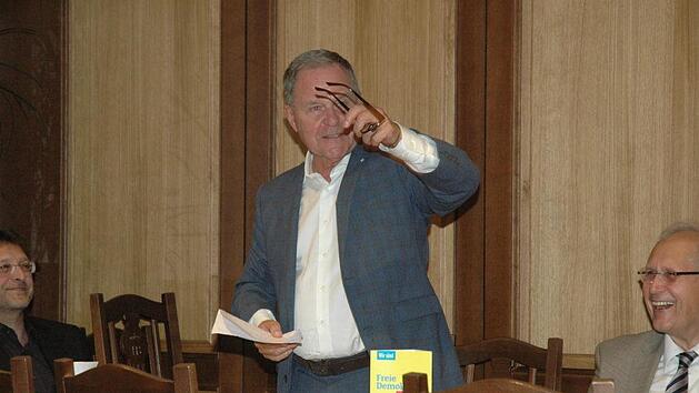 Genau hinzuschauen und kreative Wege zu gehen bei der St&auml;rkung des l&auml;ndlichen Raumes, riet Wolfgang Heubisch den Coburgern. Gerold Gebhard und  Ulrich Herbert h&ouml;ren ihm am&uuml;siert zu. Foto: Edwin Mei&szlig;inger