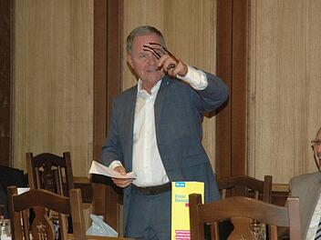 Genau hinzuschauen und kreative Wege zu gehen bei der Stärkung des ländlichen Raumes, riet Wolfgang Heubisch den Coburgern. Gerold Gebhard und  Ulrich Herbert hören ihm amüsiert zu. Foto: Edwin Meißinger
