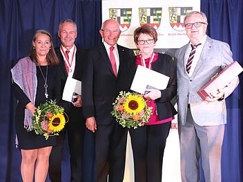 Verleihung der Ehrenmedaille des Bezirks Oberfranken (von links) in der Neustadter Kultur.werk.stadt: Annette Rebhan, OB Frank Rebhan, Bezirkstagspräsident Dr. Günther Denzler, Elke Protzmann und Hans Protzmann Foto: Sabine Heid