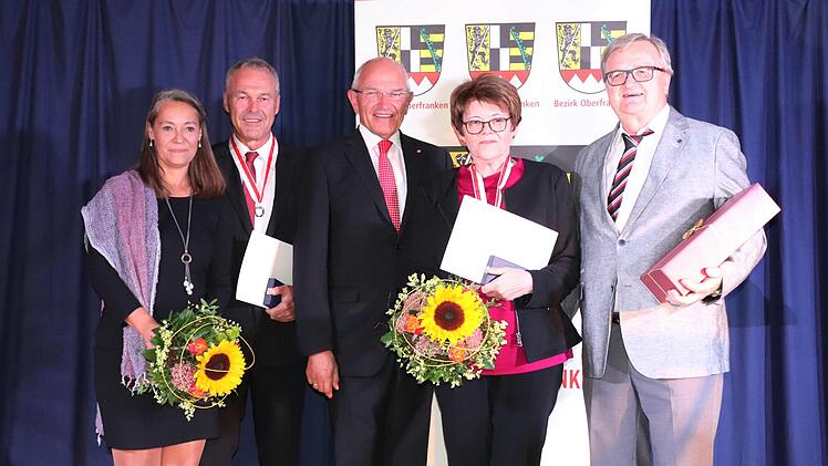 Verleihung der Ehrenmedaille des Bezirks Oberfranken (von links) in der Neustadter Kultur.werk.stadt: Annette Rebhan, OB Frank Rebhan, Bezirkstagspräsident Dr. Günther Denzler, Elke Protzmann und Hans Protzmann Foto: Sabine Heid