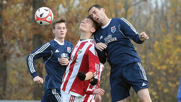 Marian Heuchele von der DJK/SC Vorra versucht, sich im Kopfballduell gegen den Stappenbacher Steffen Denzler (rechts) zu behaupten; links hinten Michael Kamtschatnyi. Fotos: sportpress