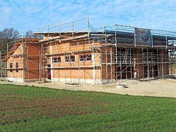 Eine der großen Investitionen der Stadt: das neue Feuerwehrhaus in Uetzing Foto: Monika Schütz