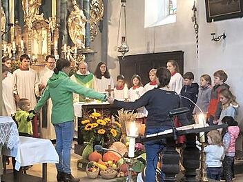 Kinder und Erwachsene beten das Vaterunser. Foto: Gerhard Hoch