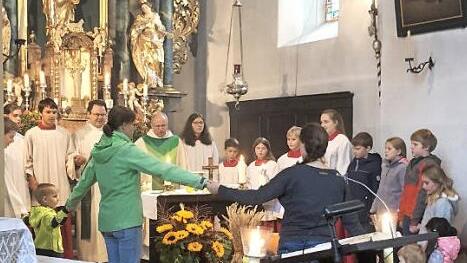 Kinder und Erwachsene beten das Vaterunser. Foto: Gerhard Hoch