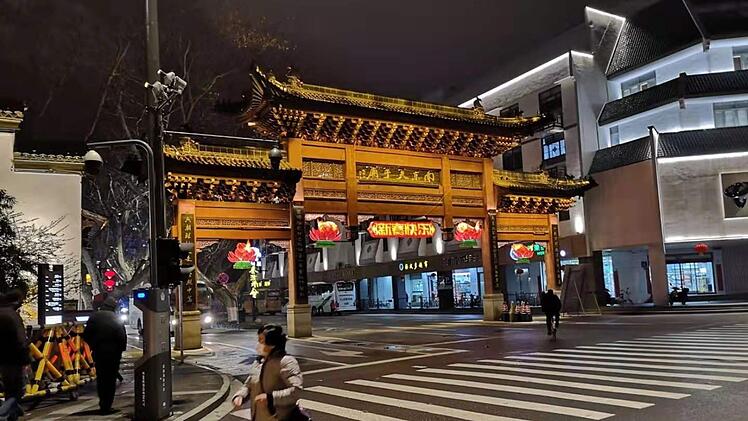 Das Nachtleben in der Millionenmetropole Nanjing sieht normalerweise deutlich belebter aus. Doch wegen des Corona-Virus waren die Straßen und Kreuzungen fast menschenleer, als die beiden Bamberger ihre Streifzüge machten.  Fotos: privat