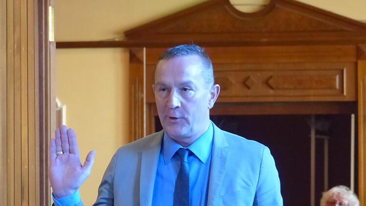 Der neue Bürgermeister Udo Schönfelder leistet den Amtseid. Foto: Pauline Lindner