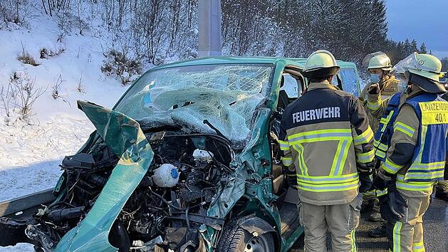 Transporter kracht in Lastwagen: Drei Personen verletzt