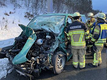 Transporter kracht in Lastwagen: Drei Personen verletzt