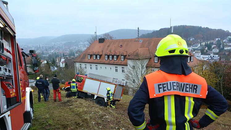 Ein brennendes Mulchgerät in unwegsamen Gelände rief am Samstagmorgen die Garitzer Feuerwehr auf den Plan. Foto: Peter Rauch