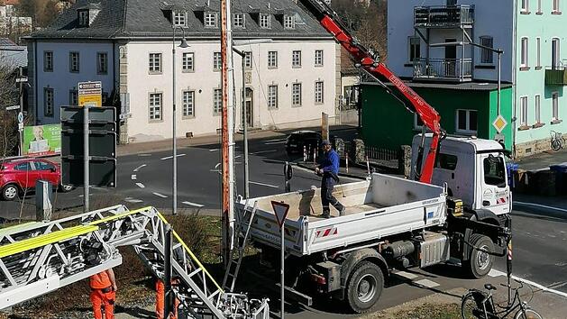 Die alten Schrankenb&auml;ume der Sinntalbahn in der Hammelburger Stra&szlig;e zwischen Polizei und "Gr&uuml;nem Baum" wurden abges&auml;gt.  Sie sollen nicht mehr sicher gewesen sein. Foto: Michael Kapitz/Polizei
