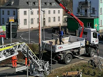 Die alten Schrankenbäume der Sinntalbahn in der Hammelburger Straße zwischen Polizei und "Grünem Baum" wurden abgesägt.  Sie sollen nicht mehr sicher gewesen sein. Foto: Michael Kapitz/Polizei