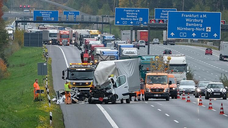 A9 bei Nürnberg: Auffahrunfall unter zwei Lastwagen