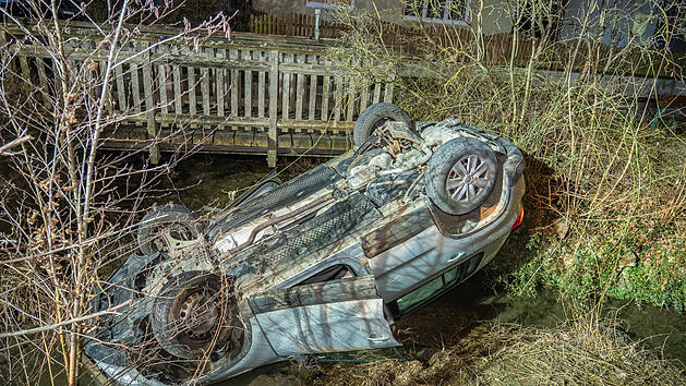 Kreis Forchheim: Auto landet kopf&uuml;ber im Bach - Fahrer verletzt