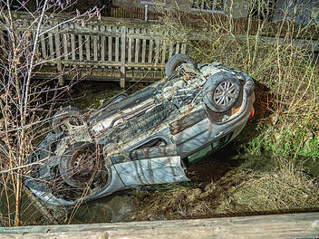 Kreis Forchheim: Auto landet kopfüber im Bach - Fahrer verletzt