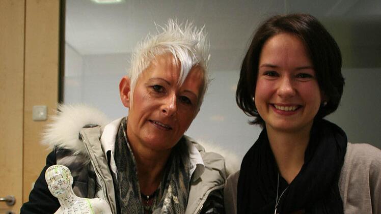 Mit Akupunktur-Punkte-Puppe, Moxa-Zigarren und Urkunde: Eva Lamberski und Claudia Kaiser schwören auf die Wirkung von TCM, auch für Schwangere.  Foto: Diana Fuchs
