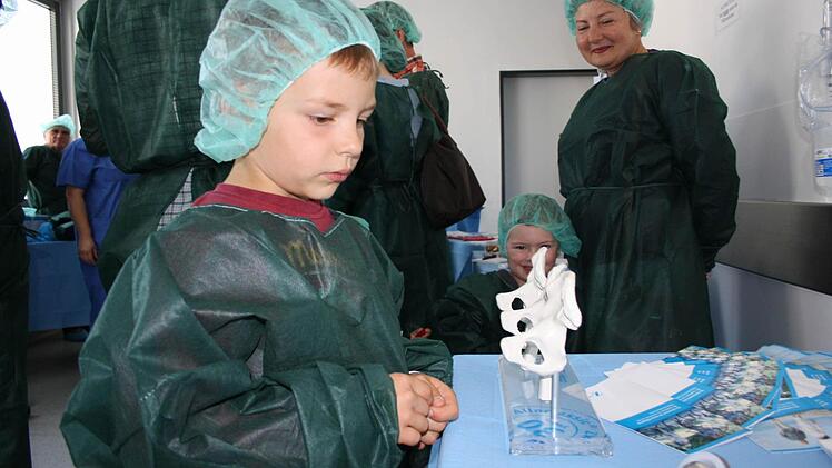 Die "Gesundheitsstadt" war 2011 mit Aktiv-Programmen erfolgreich. Tim Hohmann (links) aus Bad Brückenau bestaunte im Krankenhaus Modelle menschlicher Knochen. Im Hintergrund Maximilian. Fotos: Archiv (Ralf Ruppert, Ulrike Schiefert)