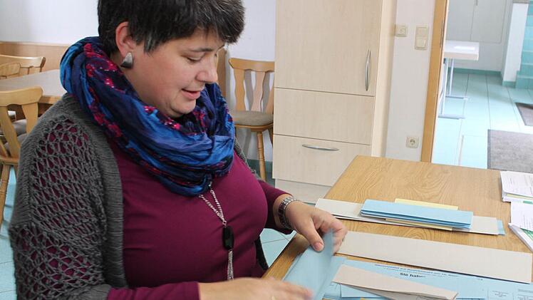 Heike Hluchnik bereitet die Stimmzettel für die Sechsthaler Wähler vor.