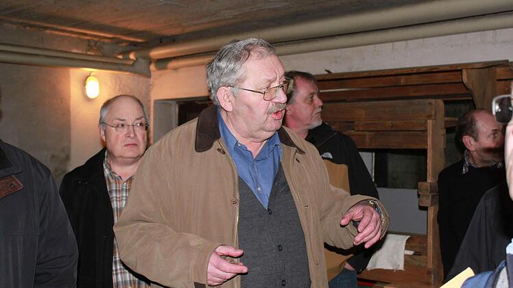 Arnold Deininger erklärt seinen Kollegen, wie es ursprünglich im Öltankraum ausgesehen hat. Foto: Becht