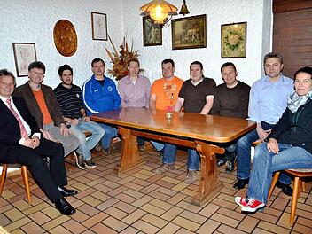 Die neue Vorstandsmannschaft (von links) Bürgermeister Werner Diersch, Vorsitzender Siegfried Käb-Bornkessel (ALE), Florian Schleicher, Jürgen Kolb, Christian Potzel, Stefan Kolb, Christian Göppel, Holger Schmidt, Friedrich Weinlein und Marion Dippold. Foto: Dieter Hübner
