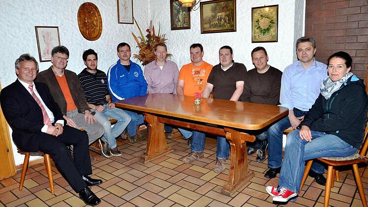 Die neue Vorstandsmannschaft (von links) Bürgermeister Werner Diersch, Vorsitzender Siegfried Käb-Bornkessel (ALE), Florian Schleicher, Jürgen Kolb, Christian Potzel, Stefan Kolb, Christian Göppel, Holger Schmidt, Friedrich Weinlein und Marion Dippold. Foto: Dieter Hübner