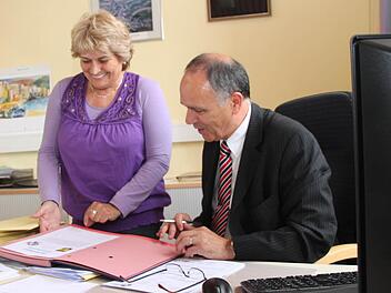 Die Chemie stimmt: der neue Marktleugaster Bürgermeister Franz Uome und seine Sekretärin Siegrid Bittermann. Foto: Stephan Tiroch