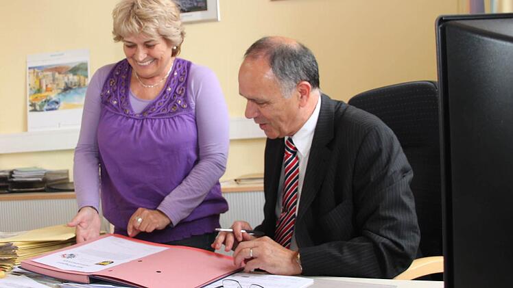 Die Chemie stimmt: der neue Marktleugaster Bürgermeister Franz Uome und seine Sekretärin Siegrid Bittermann. Foto: Stephan Tiroch