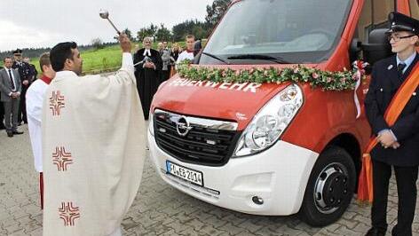 Kaplan Cyriak Chittukalam weiht das neue Fahrzeug. Fotos: fra-press